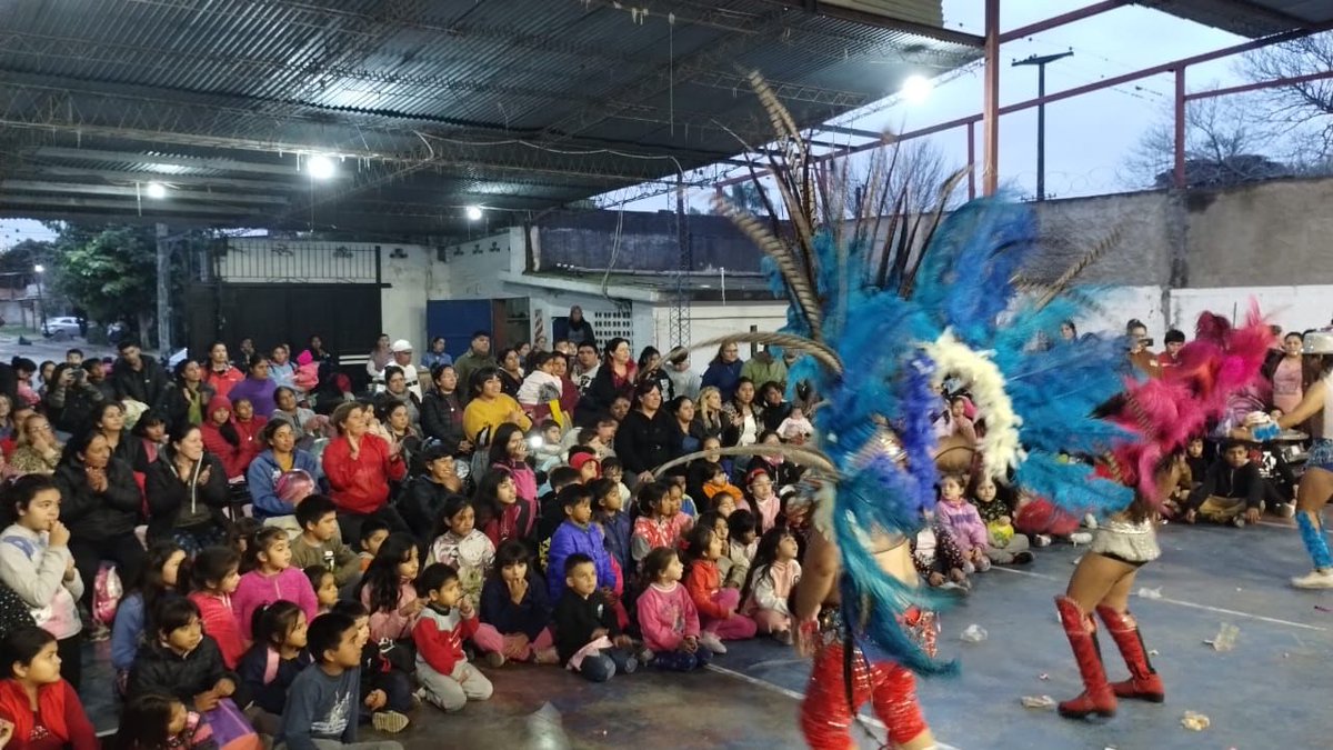 boinablancaucr's tweet photo. ☀️ ¡Celebramos el #DiaDeLasInfancias junto a los niños y niñas de #SanJosé!

Los #BoinaBlanca acompañamos a la Profe #TatianaPonce, compartiendo una hermosa tarde de baile y juegos para los más pequeños.

💪 Cuidando la #Infancia
🙌🏻 Seguimos #SembrandoFuturo https://t.co/Mb9JBAqujm