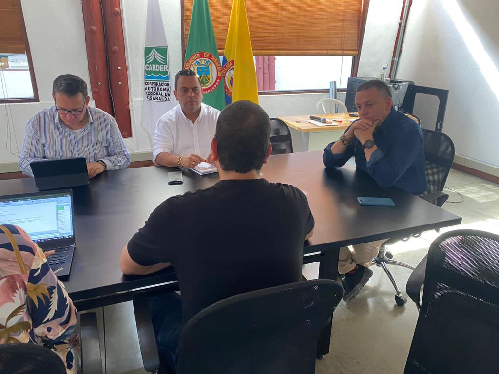 jdavidarangog's tweet photo. Nos reunimos con la Unidad de Planeación Minero Energética, la @UTPereira, @CarderRisaralda
Y @CorpoQuindioCRQ para analizar el contexto energético nacional y la viabilidad técnica, económica, social y ambiental, de las pequeñas centrales hidroeléctricas en el #EjeCafetero. https://t.co/JRwTtwnXxR