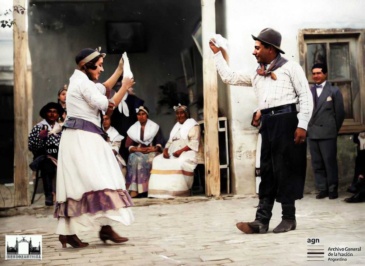 MendozAntigua's tweet image. Bailando la Zamba. Pareja del elenco de Andrés Chazarreta,1921.

#bailando #zamba #argentina #folklore #chazarreta #elenco #baile #mendozantigua
mendozantigua.blogspot.com/2023/09/bailan…