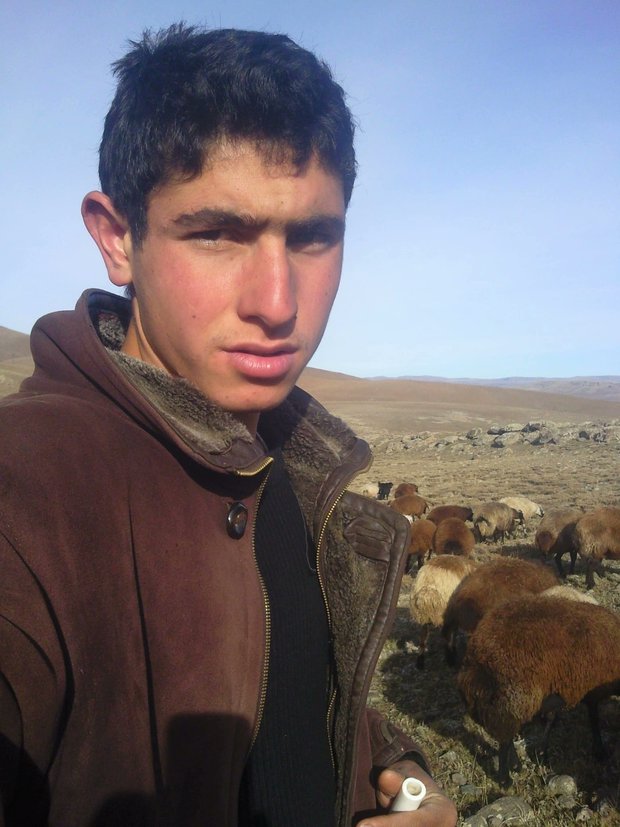 Bu genç suçsuz yere 7 yıldır cezaevinde
Askere gidene kadar köyünden hiç çıkmamış,çobanlık yaparak ailesine destek olmuş
19 günlük'ER'ken darbeden suçlanıyor 17,5 yıl ceza alıyor
Yargıtay kararı bozdu  11 Eylül'de mahkemesi var
Abdulillah Sarıtaş'ın sesi olun 
<a href="/yilmaztunc/">Yılmaz TUNÇ</a>