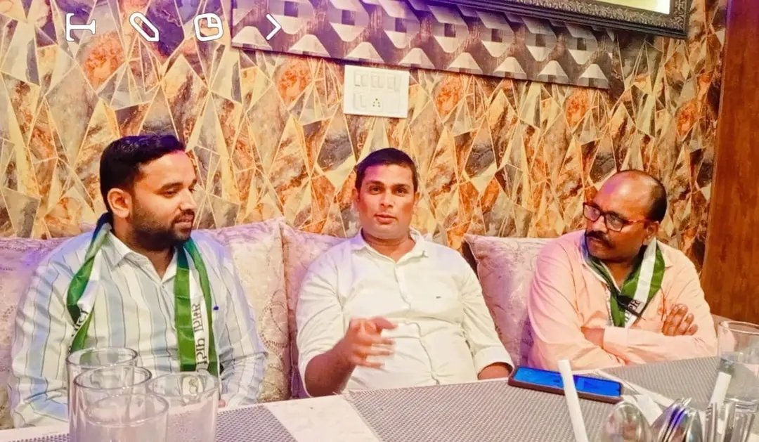 binodmandal239's tweet photo. कल लखनऊ में समता पार्टी के प्रदेश अध्यक्ष रूपाली विश्वास जी, हरियाणा प्रदेश अध्यक्ष श्री संजीव भारद्वाज जी एवं अन्य पदाधिकारियों के साथ उत्तर प्रदेश में पार्टी विस्तार एवं आगामी चुनाव पर चर्चा हुआ। https://t.co/P96entt67F