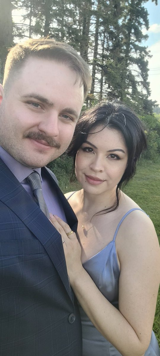 weddings are fun to go to,
Idk why she stayed when I have this caterpillar, but boy am I lucky 😍