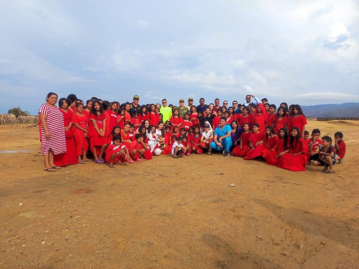 FNC_ArmadaCol's tweet photo. #Destacado 🔴 En #PuntaEspada, departamento de #LaGuajira, los #MarinosDeColombia realizaron una jornada de apoyo al desarrollo durante dos días, con la comunidad indígena Wayúu de Karasua, en la Alta Guajira.
✅️ Hoy en su último día se realizaron atenciones médicas y odontológicas, actividades de recreación para adultos, jóvenes y niños, así cómo la entrega de donaciones y 10.000 litros de agua potable, una actividad que benefició a 800 personas.
✅ Este fue un esfuerzo gracias a la articulación de capacidades entre la @ArmadaColombia y la @LAGUAJIRAGOB, la @FundacionUnidos, Fundación Procaps, Grupo Costa Off Roads, Fundación @MinutodeDios, Fundación IMUSA, @ICBFColombia y demás entidades públicas y privadas vinculadas.
2023 Año del #BicentenarioNaval
#SiempreFirmes
#ProtegemosLaVida #ProtegemosElAzulDeLaBandera 🇨🇴
