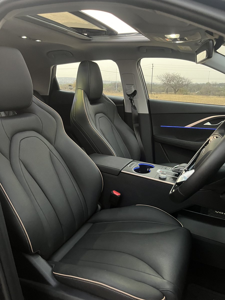 Autoreview_za's tweet photo. We’ve been spending sometime with @Omoda_SA C5 elegance and I’ve gotta say this thing is a spaceship 🚀 

Quick facts:
•1.5 litre petrol engine
•115Kw and 230NM
•Wireless Apple CarPlay and Android auto
•Starting price R447 900 https://t.co/IFXWMuddnj