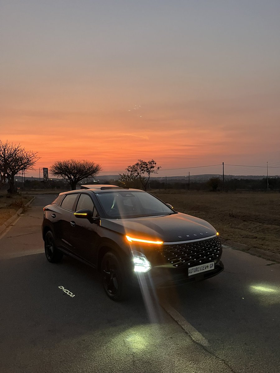 Autoreview_za's tweet photo. We’ve been spending sometime with @Omoda_SA C5 elegance and I’ve gotta say this thing is a spaceship 🚀 

Quick facts:
•1.5 litre petrol engine
•115Kw and 230NM
•Wireless Apple CarPlay and Android auto
•Starting price R447 900 https://t.co/IFXWMuddnj