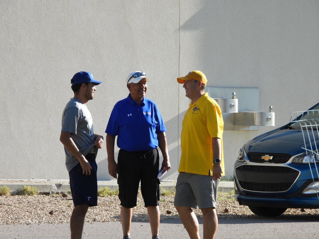 This was cool!  
Cavemen XC runners from different eras now coaching.
Jesus Fierro who ran for Cbad back in the day and coached both Michael Sims (‘18) and I (‘94). 
#BleedBlue