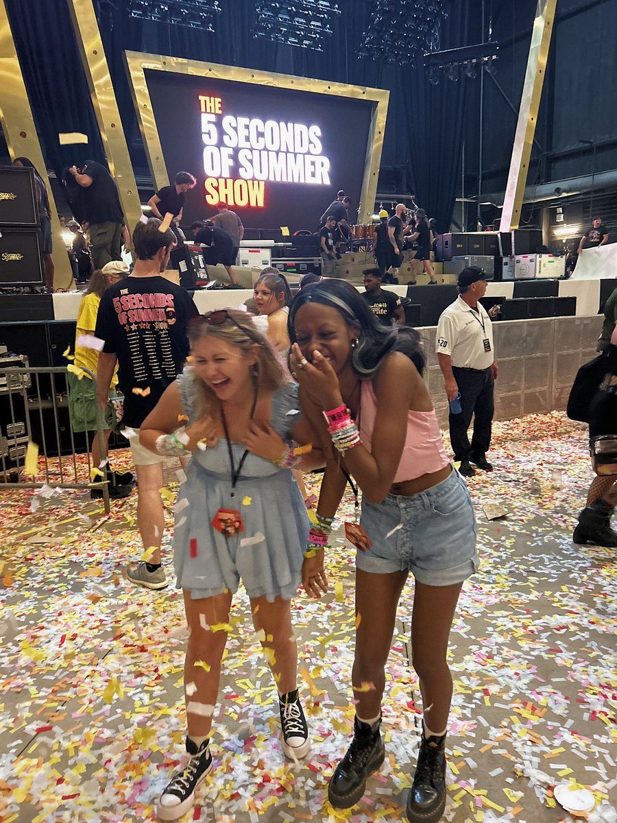 hazedtears's tweet photo. i got the best friends in this place!!! #The5SOSShowAtlanta @5SOS https://t.co/5zmLMuaxK7