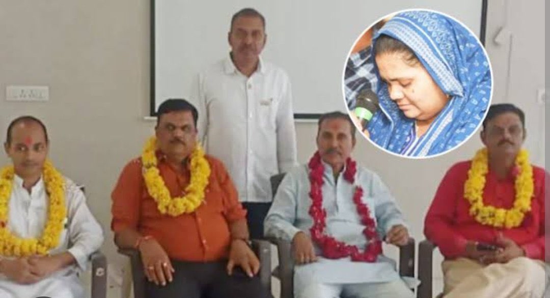 pawanyadav8's tweet photo. क़ानून का कोई डर ही नही रह गया है!

और होगा भी क्यों?, जब बलात्कारियों को फाँसी देने की जगह छोड़ दिया जाता है तो क्यों ही डरेंगे लोग?

जब सरकार बिल्किस बानो के बलात्कारियों को रिहा कर देती है,
शारीरिक शोषण के मामले में बृजभूषण के साथ खड़ी रहती है,
बलात्कारी राम रहीम को बार बार पैरोल दे देती है,
हरियाणा के मुख्यमंत्री बेशर्मी से शारीरिक शोषण के आरोपी अपने मंत्री का बचाव करते है और पीड़ित को ही नौकरी से निकाल देते है,
जब हमारी सरकार ही ऐसे दरिंदों के साथ खड़ी हो जाती हैं तो कैसे अपराधियों में क़ानून का डर होगा?

देश में महिलाओं की सुरक्षा के नाम पर बस वोट माँग लिया जाता है पर ज़मीनी हक़ीक़त कोई नहीं बदलता!

महिलाओं को नोच-नोच कर खा जाने वाले राक्षसों को बड़ी-बड़ी डींगें मारने वाला कोई भी नेता नहीं डरा पाया है।
 हाँ, संरक्षण ज़रूर दे देते हैं!

इन बलात्कारियों को, खूनी दरिंदों को जब तक सिर्फ़ और सिर्फ़ फाँसी की सजा नहीं दी जाती और वो भी एक साल के अंदर अंदर तब तक ये महिलाओं को अपना शिकार बनाते रहेंगे और उन्हें जीने नहीं देंगे।

और समाज को तो भूल ही जाओ लगता ही कि कोई कोशिश भी कर रहा है लडकों को यह बताने कि की लड़कियों की इज़्ज़त करो उनका बलात्कार मत करो।

सभी बलात्कारियों के घर वाले और आस पास के समाज के लोग उसे बचाने के लिए जितने जी जान से मेहनत करते है यदि उतनी ही कोशिश उन्हें सजा दिलाने में लोग करे तो सब कुछ बदल जाए।

जब रोज़ बलात्कारी फाँसी पर लटकाए जाएँगे तब ही ऐसे अपराध रुक पाएँगे।