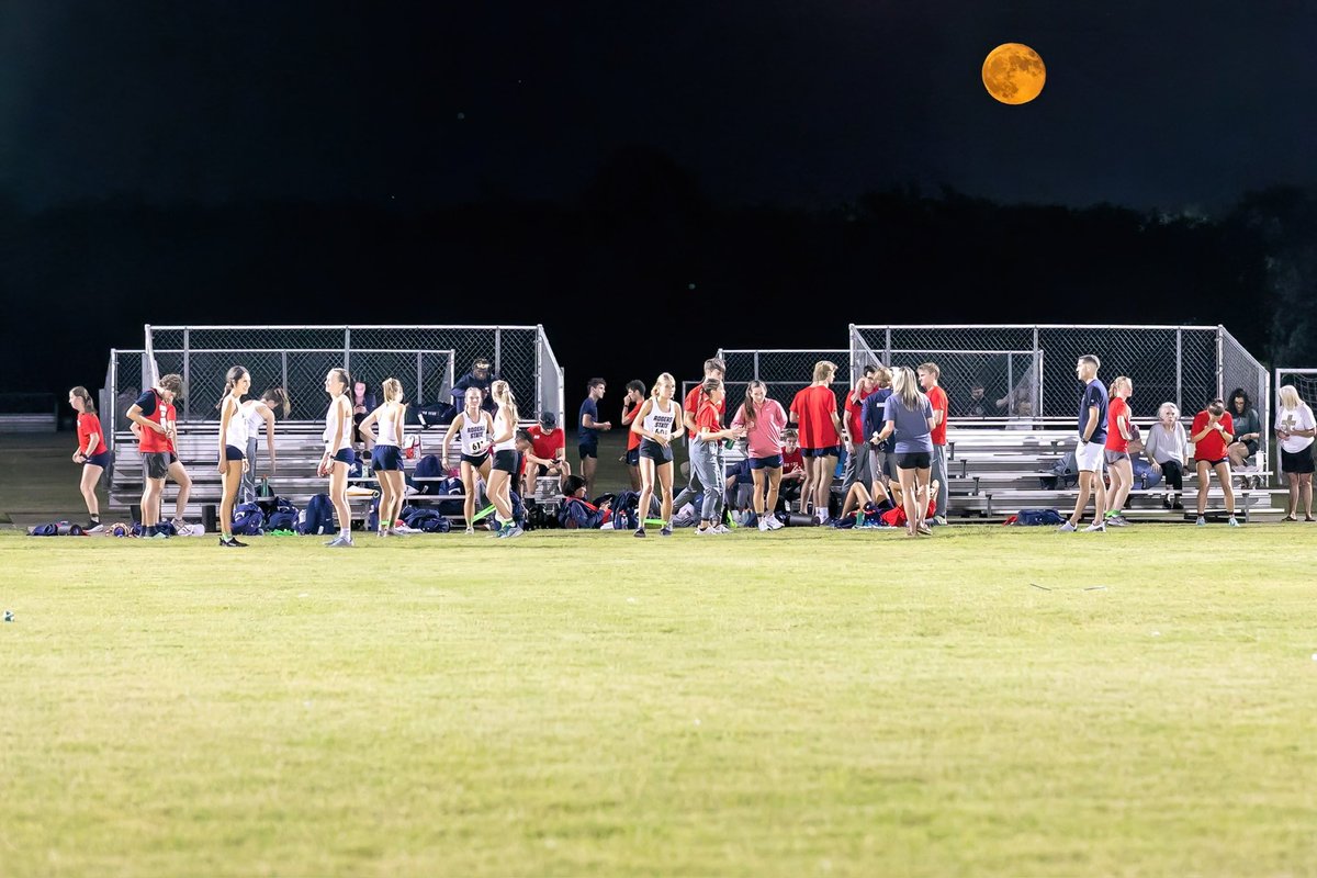 rsutfxc's tweet photo. Once in a Blue Moon kinda night! 
#rsutfxc | #helptheteamwin https://t.co/N339Z3b6Z5