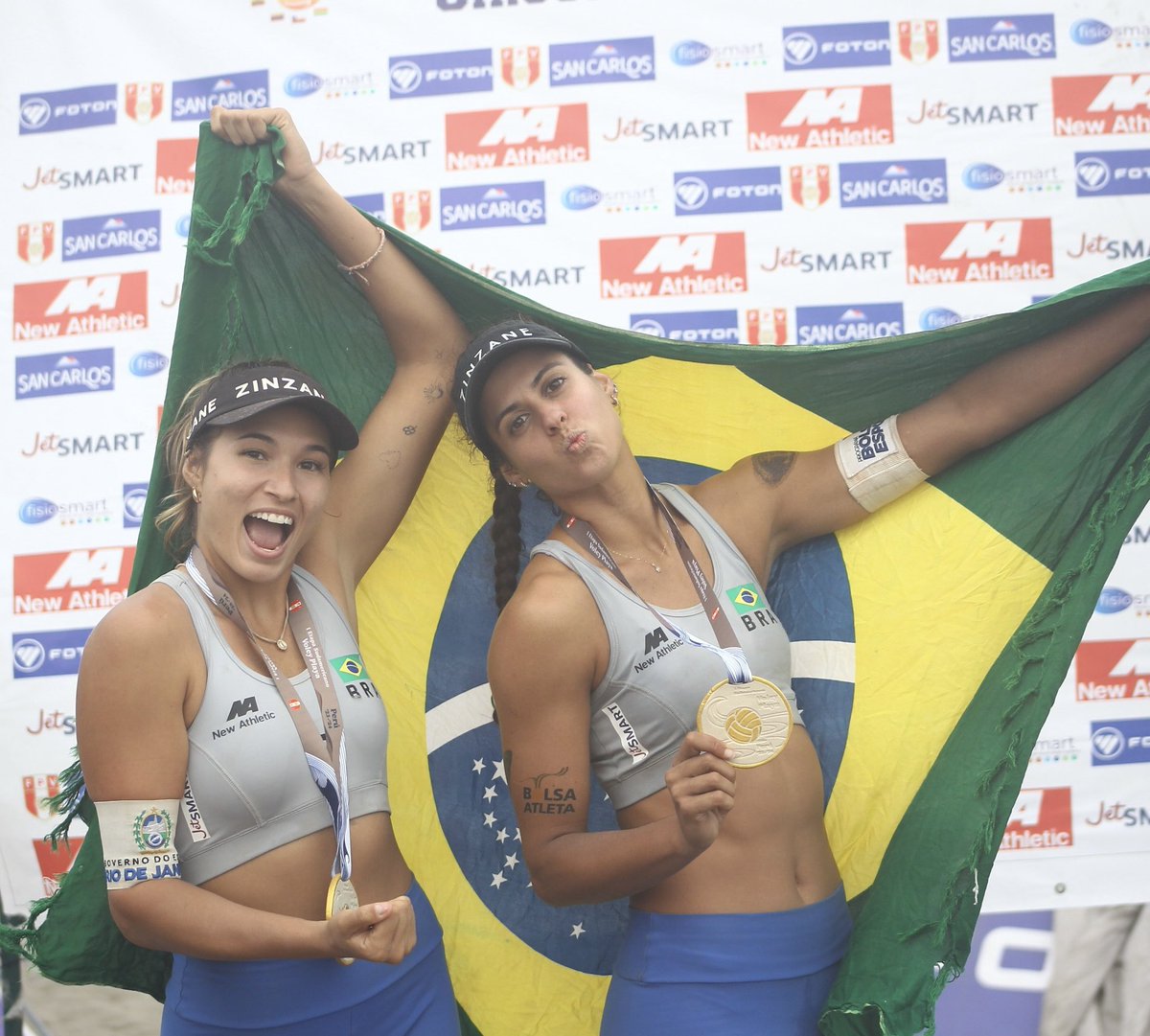 volei's tweet photo. Ouro, prata e bronze para o Brasil na primeira etapa do Circuito Sul-Americano de vôlei de praia, em Lima (PER)!🥇🥈🥉

Andressa e Vitória brilharam no alto do pódio da disputa feminina.

No masculino, 2º lugar para Vinicius/Heitor e 3º para Pedro/Oscar.

Parabéns, galera! 🇧🇷👏 https://t.co/UgPxPHYVdX