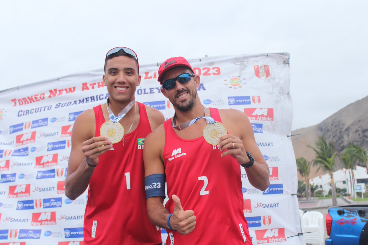 volei's tweet photo. Ouro, prata e bronze para o Brasil na primeira etapa do Circuito Sul-Americano de vôlei de praia, em Lima (PER)!🥇🥈🥉

Andressa e Vitória brilharam no alto do pódio da disputa feminina.

No masculino, 2º lugar para Vinicius/Heitor e 3º para Pedro/Oscar.

Parabéns, galera! 🇧🇷👏 https://t.co/UgPxPHYVdX