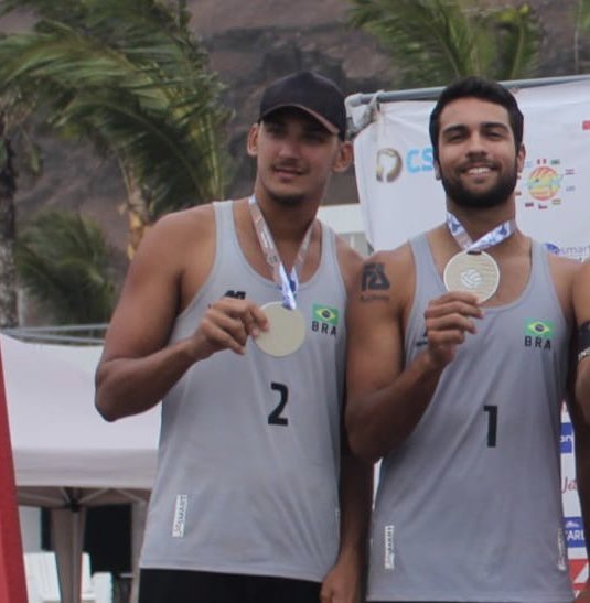 volei's tweet photo. Ouro, prata e bronze para o Brasil na primeira etapa do Circuito Sul-Americano de vôlei de praia, em Lima (PER)!🥇🥈🥉

Andressa e Vitória brilharam no alto do pódio da disputa feminina.

No masculino, 2º lugar para Vinicius/Heitor e 3º para Pedro/Oscar.

Parabéns, galera! 🇧🇷👏 https://t.co/UgPxPHYVdX
