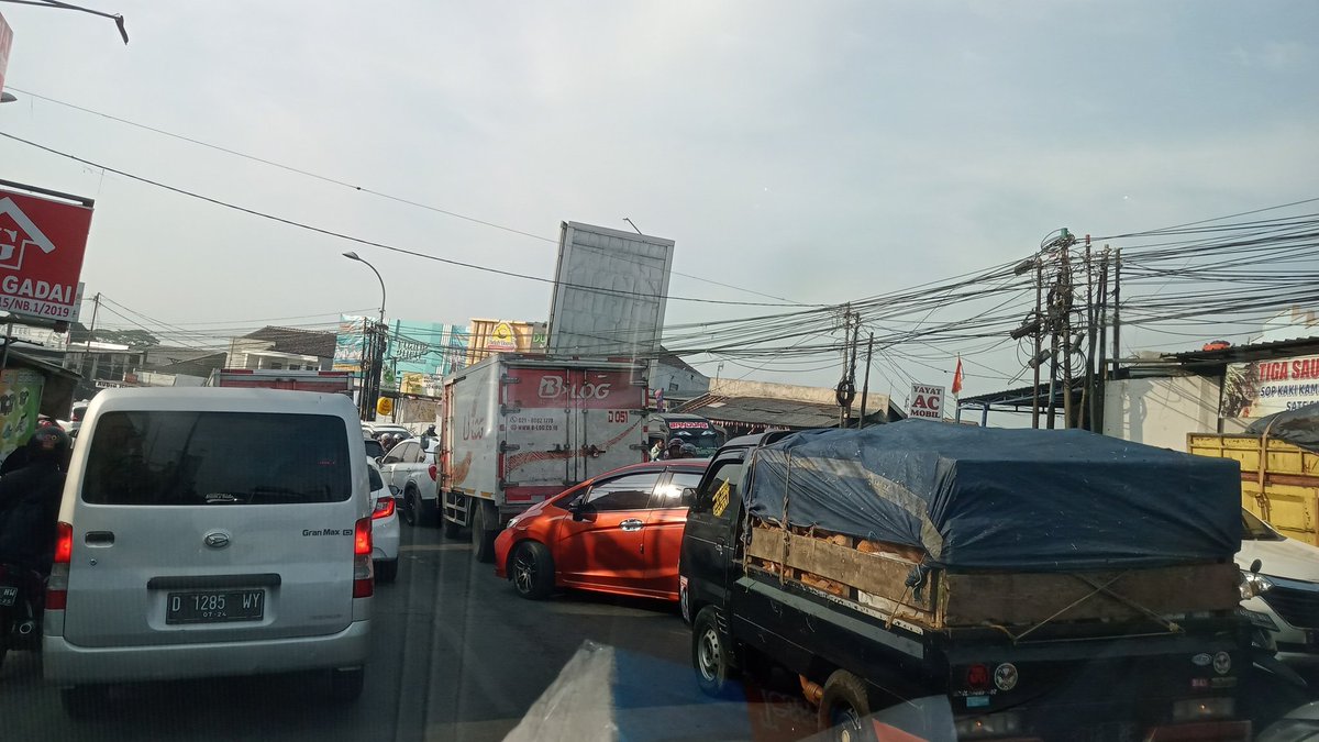 yusranpare's tweet photo. @PRFMnews Pantesan. Betul-betul parah macetnya. Masuk Bundaran Cibiru dr arah Soekarno-Hatta pk 05.55, jam segini (07.25) masih stuck di Tago, Cinunuk. https://t.co/Zd78ix73eW