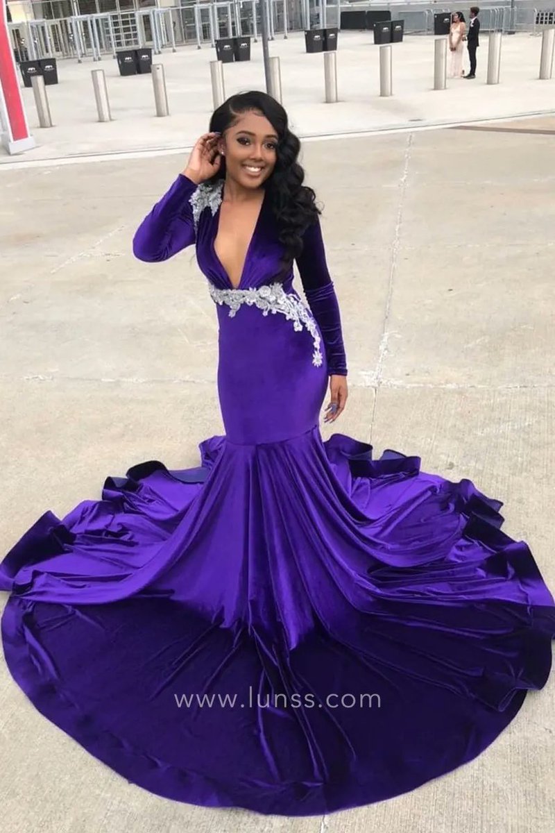 Make a show-stopping entrance in this purple spandex trumpet African-American prom dress. V neckline, long sleeves, and flounced long train. Asymmetrically adorned with beaded white lace appliques.
#Purple #PromDress #LongSleeve #Mermaid #PlungingNeckline
shorturl.at/qBMW1