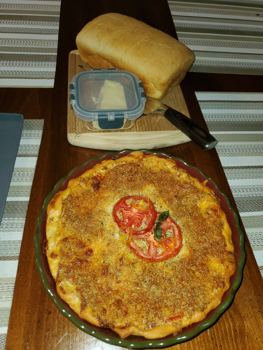 RedIrish10's tweet photo. Tomato pie (scratch made crust, tomatoes from my garden), fresh baked bread &amp; homemade butter. 😍🤤💪🏽 https://t.co/HqxQioBtcY