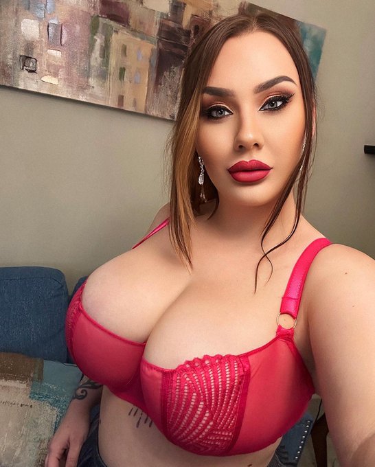 Beauty &amp; Brains 💄🧠  name a better combo! I&rsquo;ll wait&hellip;.. ⏰ https://t.co/SQ1v34Ek5j