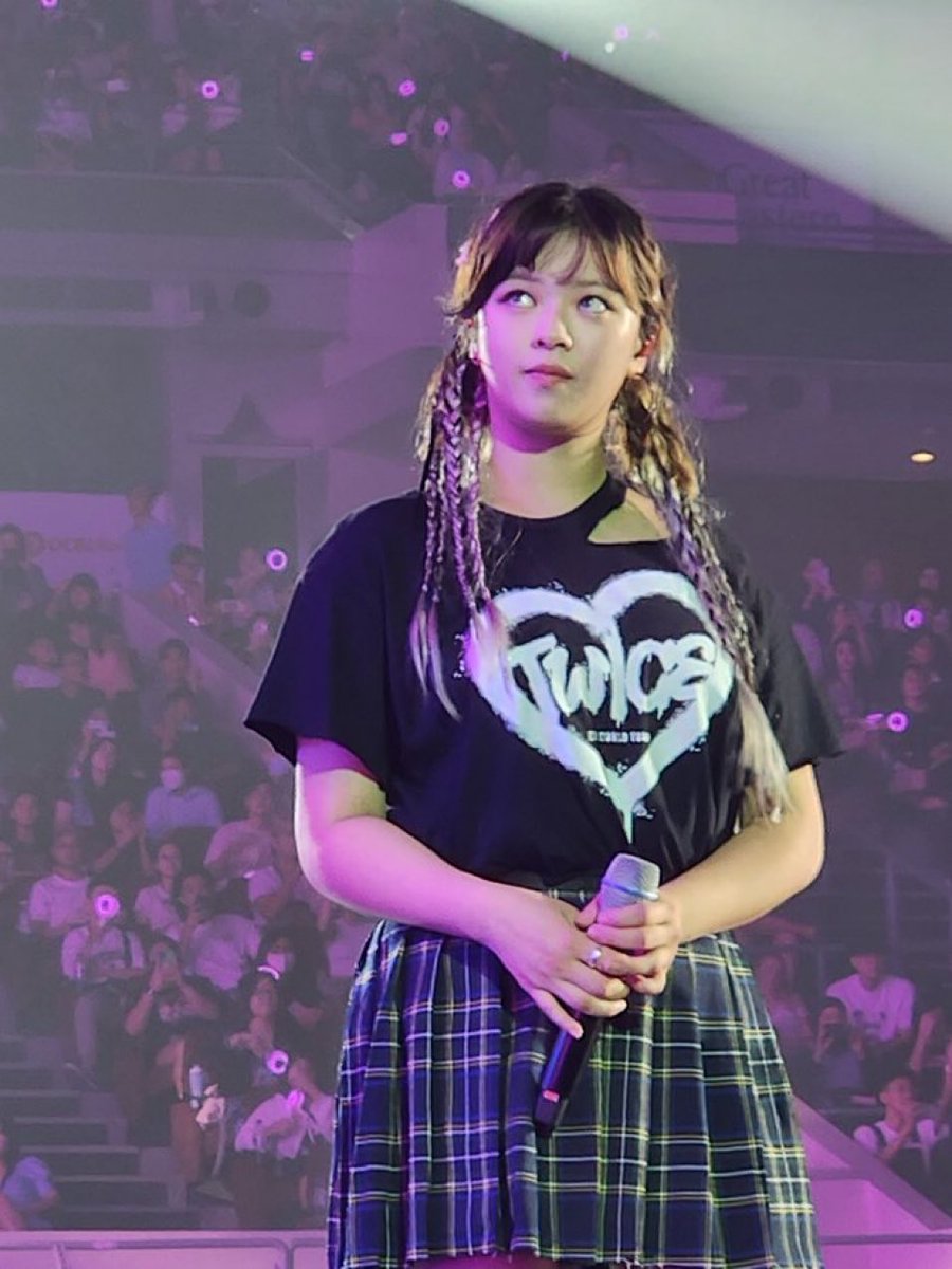 Jeongyeon finally wearing a skirt during encore 🥹💗💗💗