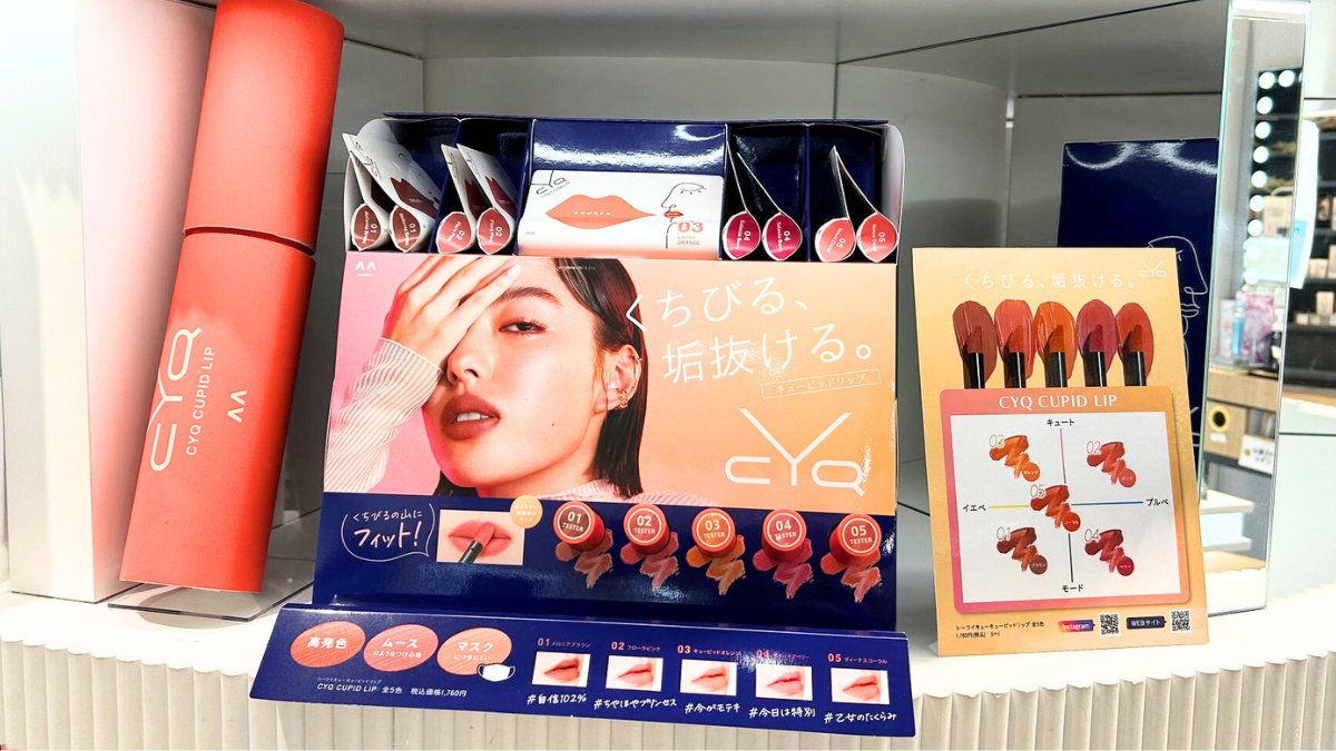 at_cosme_tokyo's tweet photo. くちびる、垢抜ける💋
ムースのような付け心地でふんわり高発色なのに、長時間色移りしにくい✨

上唇の山にフィットする新発想のメガチップで、#人中短縮メイク も簡単に完成🙆‍
理想の唇を叶えてみませんか？💄

2階特設コーナーは10/3（火）まで！supported by #CYQ https://t.co/d3QQaoBL0B