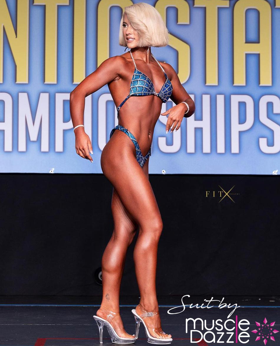 Awesome pic of the super-talented @swolsammy wearing her suit to perfection! ❤️  

#muscledazzle #figuresuit #figurecompetitor #figurecompetition #ifbb #ifbb #physiquecompetitor #npcillinois #ifbbprobikini #npcbikinimasters