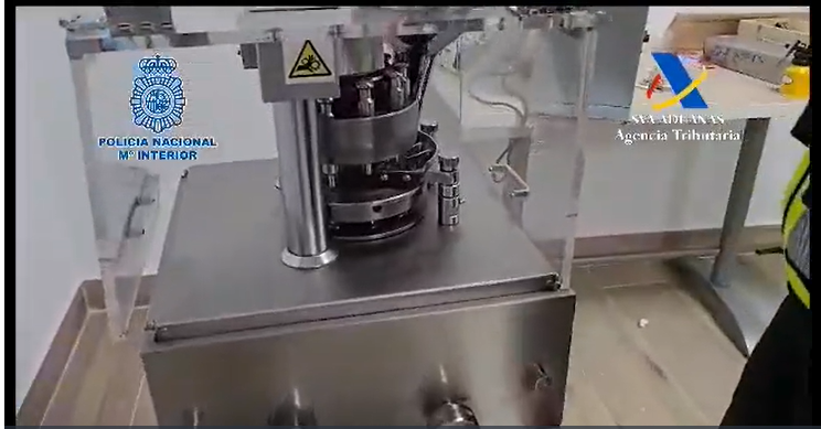 j_clic's tweet photo. During a raid at a warehouse in Murcia, a clandestine laboratory used for the production of synthetic drugs was dismantled. #clanlab https://t.co/3z0a3IoRsu https://t.co/QhZ080uDHg