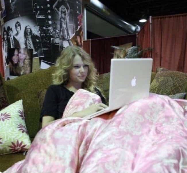hi! i’m looking for more swiftie moots to get me to 1k!

some things about me:
- 23, inside my fantasy
- red, folklore, speak now stan til i die
- i fb swifties and will love you forever and ever

interact for a follow + rt for reach 🩵🩵