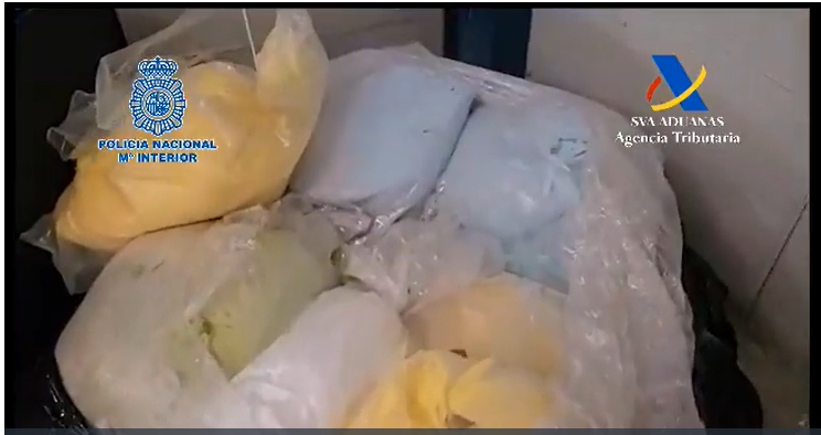 j_clic's tweet photo. During a raid at a warehouse in Murcia, a clandestine laboratory used for the production of synthetic drugs was dismantled. #clanlab https://t.co/3z0a3IoRsu https://t.co/QhZ080uDHg