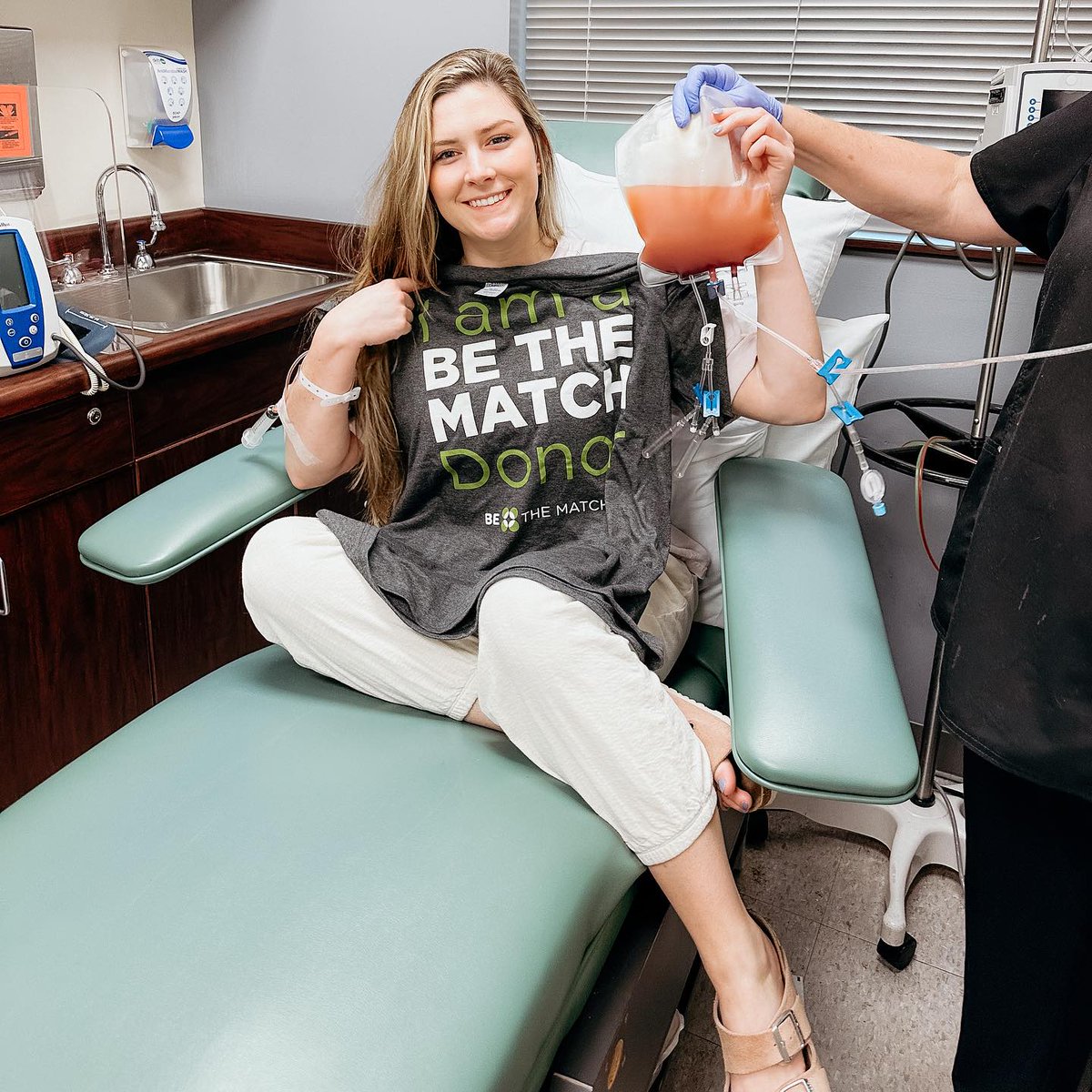 nmdp_org's tweet photo. Help us show some love to Alanna, a true hero who said "YES" to donating blood stem cells to a patient in need! 💙💚

Feeling inspired? Become a potential lifesaver like Alanna here 👉 https://t.co/wZ1eIE4Nht https://t.co/eOLT6uGCzI