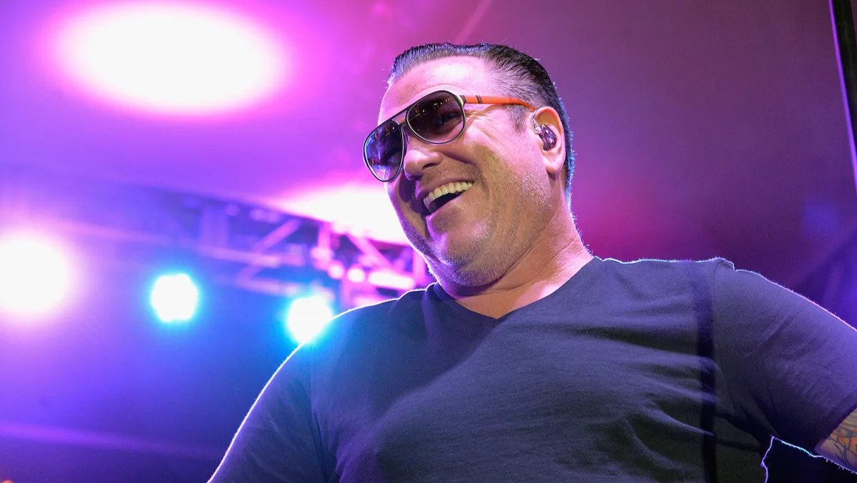 rloewe65's tweet photo. Do you remember Smash Mouth from the 90s and early 00's who gave us Walkin' on the Sun and Allstar?  Steve Harwell, their former lead singer, has entered hospice care due to liver failure, according to the band's manager. https://t.co/YXWncywTD6