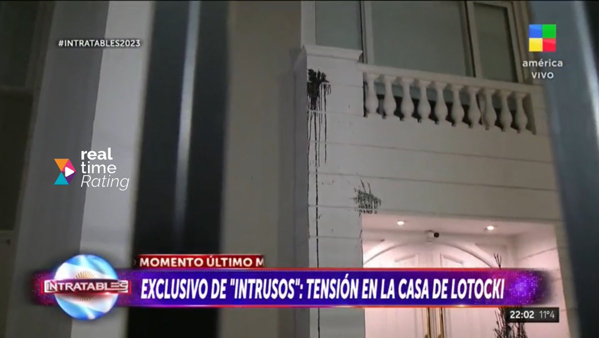 RealTimeRating's tweet photo. #AHORA | TIRARON BOMBAS DE PINTURA EN LA CASA DE LOTOCKI https://t.co/oYbHcF5VSF