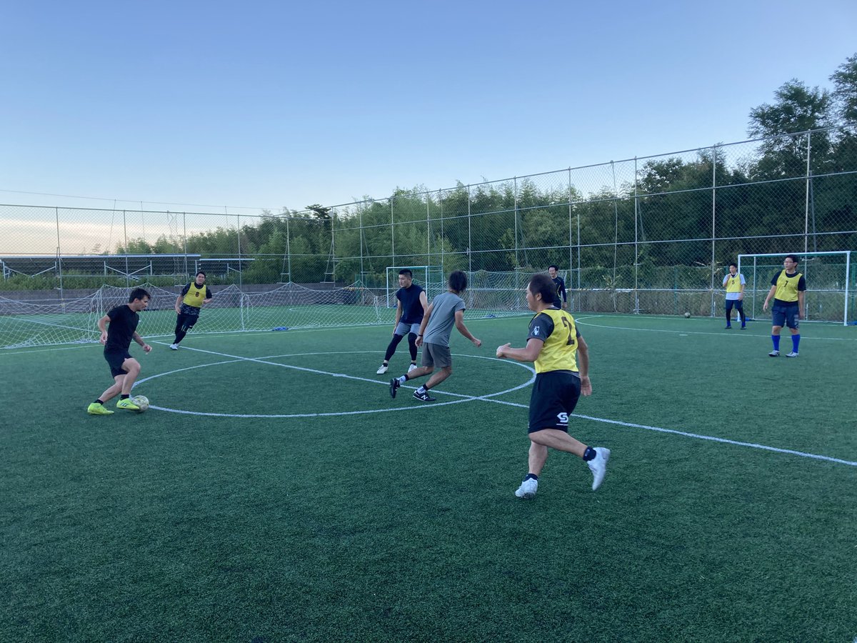 FutsalHirakeru's tweet photo. 9月になったのに昨日めちゃ暑かったですね！昨日のタノサルは午後4時開始でしたが4時台は真夏の暑さ、5時台は西陽で強烈眩しく、5時半過ぎて太陽が比良の山際に隠れた頃には既にくたくたになっていました😂来週はもう少し涼しくなっています事を🙏#ジェイホッパーズ #フットサル #個サル #ゲストハウス https://t.co/dBxF2qD2Bz