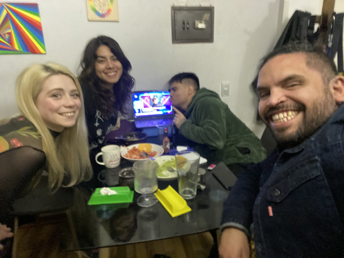Valeriapz1's tweet photo. Otro domingo más !!! Somos reales Tío michocas, directo de Ñuñoa pal mundo !!! #GranHermanoChile #granhermanoChv https://t.co/F5nT5b0YuJ