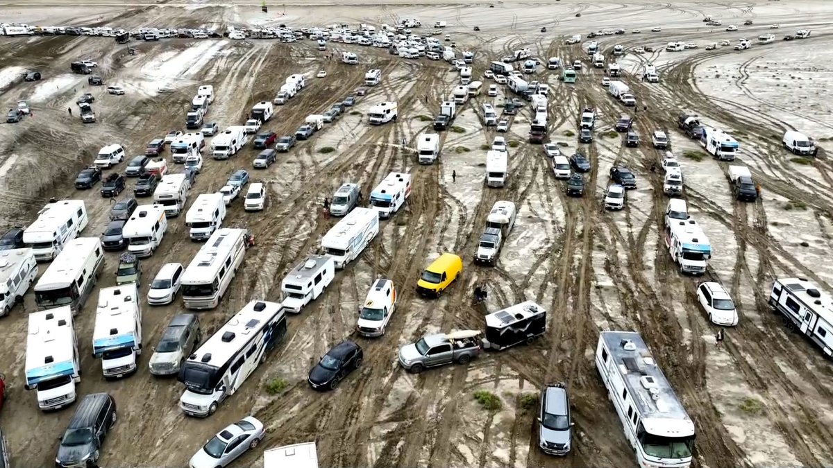 jacobsjapan's tweet photo. 70,000 stranded @ Burning Man as nightmare festival claims 1st life: https://t.co/rsYRVFKsp3 1 dead after storms trap thousands in muddy desert plain @ Nevada's Black Rock desert for iconic music &amp; arts festival. #BurningMan2023 #Nevada https://t.co/inC0tBOh0T