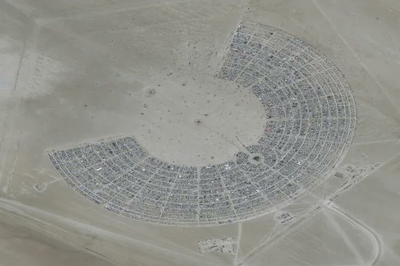 jacobsjapan's tweet photo. 70,000 stranded @ Burning Man as nightmare festival claims 1st life: https://t.co/rsYRVFKsp3 1 dead after storms trap thousands in muddy desert plain @ Nevada's Black Rock desert for iconic music &amp; arts festival. #BurningMan2023 #Nevada https://t.co/inC0tBOh0T
