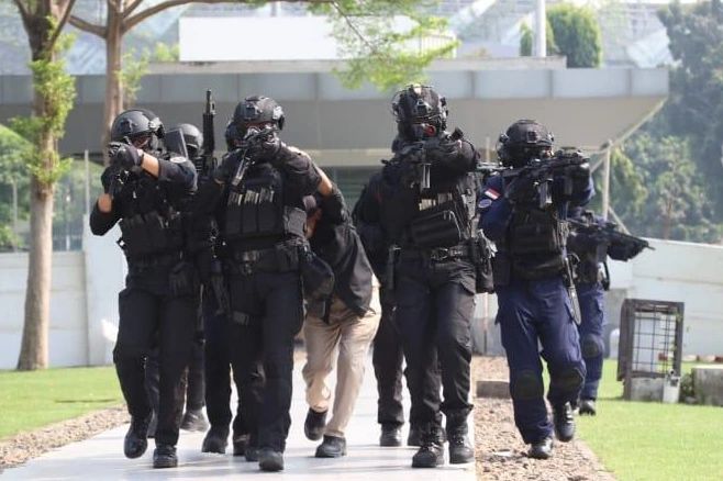 Jatosint's tweet photo. 3/9/2023

Indonesian #TNI Special Operations Command #Koopssus carried out a counter-sabotage and counterterrorism exercise in GBK Sports Complex, Central Jakarta, to maintain their readiness to secure #ASEANSummit

📸@Puspen_TNI https://t.co/eCjHUPwZJD