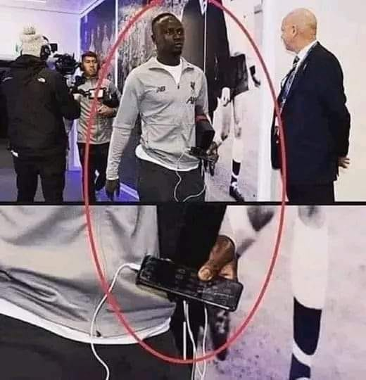 No solo es famoso, Es Un Gran Corazón.
Después de ser burlado varias veces por llevar consigo a menudo un teléfono roto pero funcionando, que podía cambiar cada día, el jugador senegalés del Liverpool SADIO MANE, respondió:
′′Por qué debería? Si quisiera podría comprar 10 autos