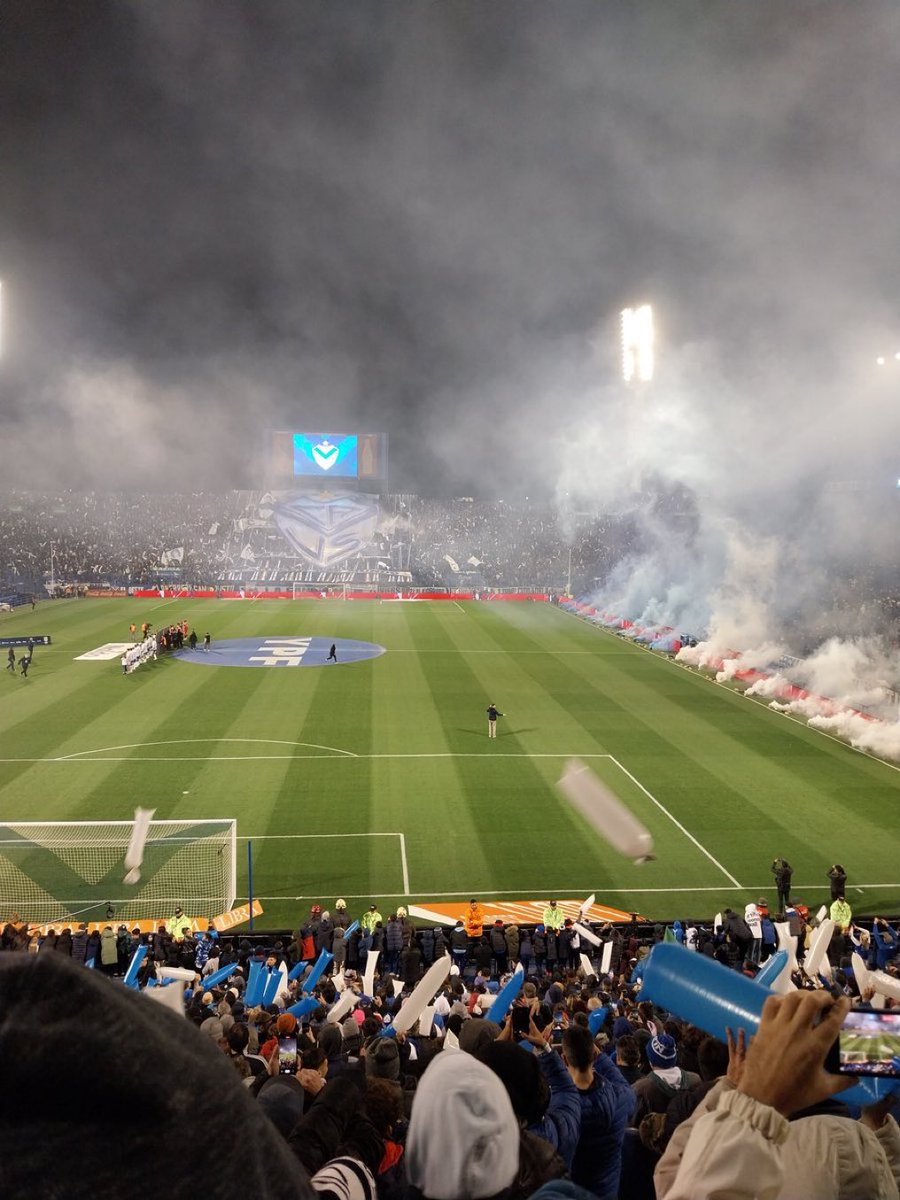 almadistaa's tweet photo. racing domingo 20hs / velez sabado 21:30 con más lluvia que en la película de el arca de Noé 

que la cuenten como quieran, la hinchada de racing es un invento del periodismo. https://t.co/LdzBX3puuQ