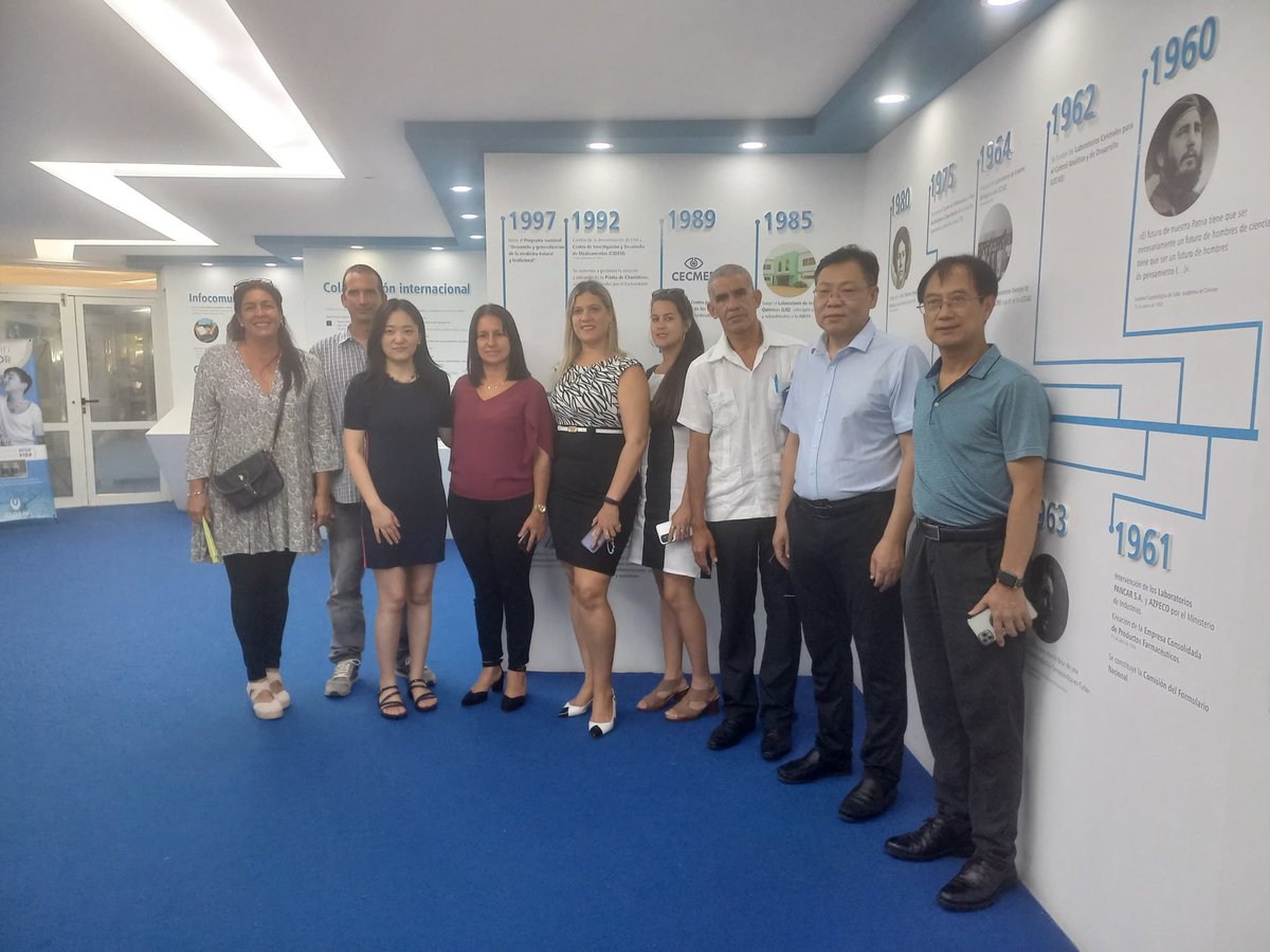 Como parte de la visita de la empresa china Shandong Lukang Pharmaceutical a <a href="/CIDEM_Cuba/">CIDEMCuba</a>, recorrieron su Salón Expositivo y el director general <a href="/AlejandroSal2/">Alejandro Saúl</a> realizó una explicación detallada del devenir histórico y resultados científicos de la empresa. <a href="/EdMartDiaz/">Eduardo Martínez Díaz</a> <a href="/BioCubaFarma/">BioCubaFarma</a>