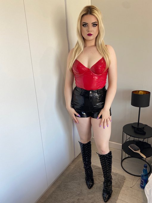 not too provocative for shopping? 😊🌤️ https://t.co/s7SeRNZkKp