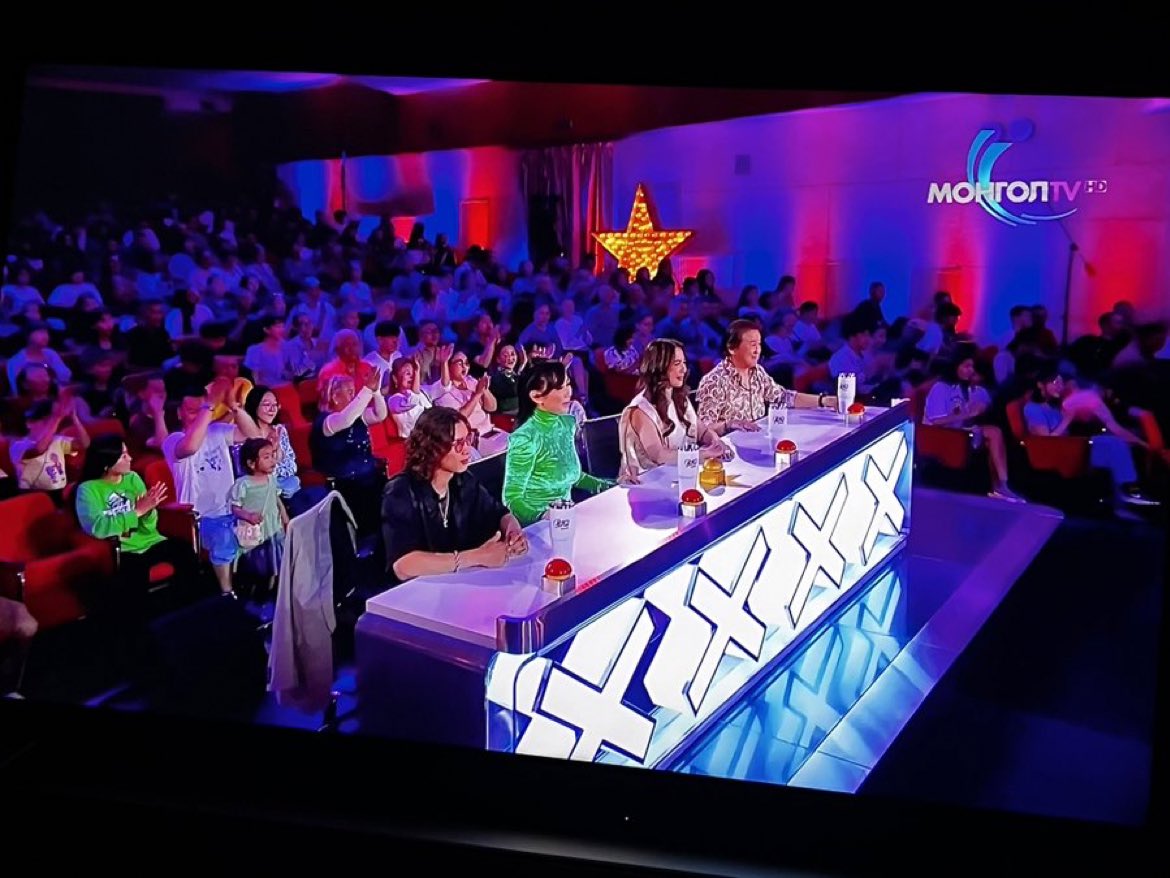 Одоо ийм хогийн авьяастны шоу нтрээ болиочээ.Монголоор дүүрэн өөрийгөө дуучин авьяастан хурган шоуны од инфлүүнзер гэж бодсон залуучууд🤮🤢.Ийм шоу үзэж тархиа хогоор дүүргэхээ больцгооё.