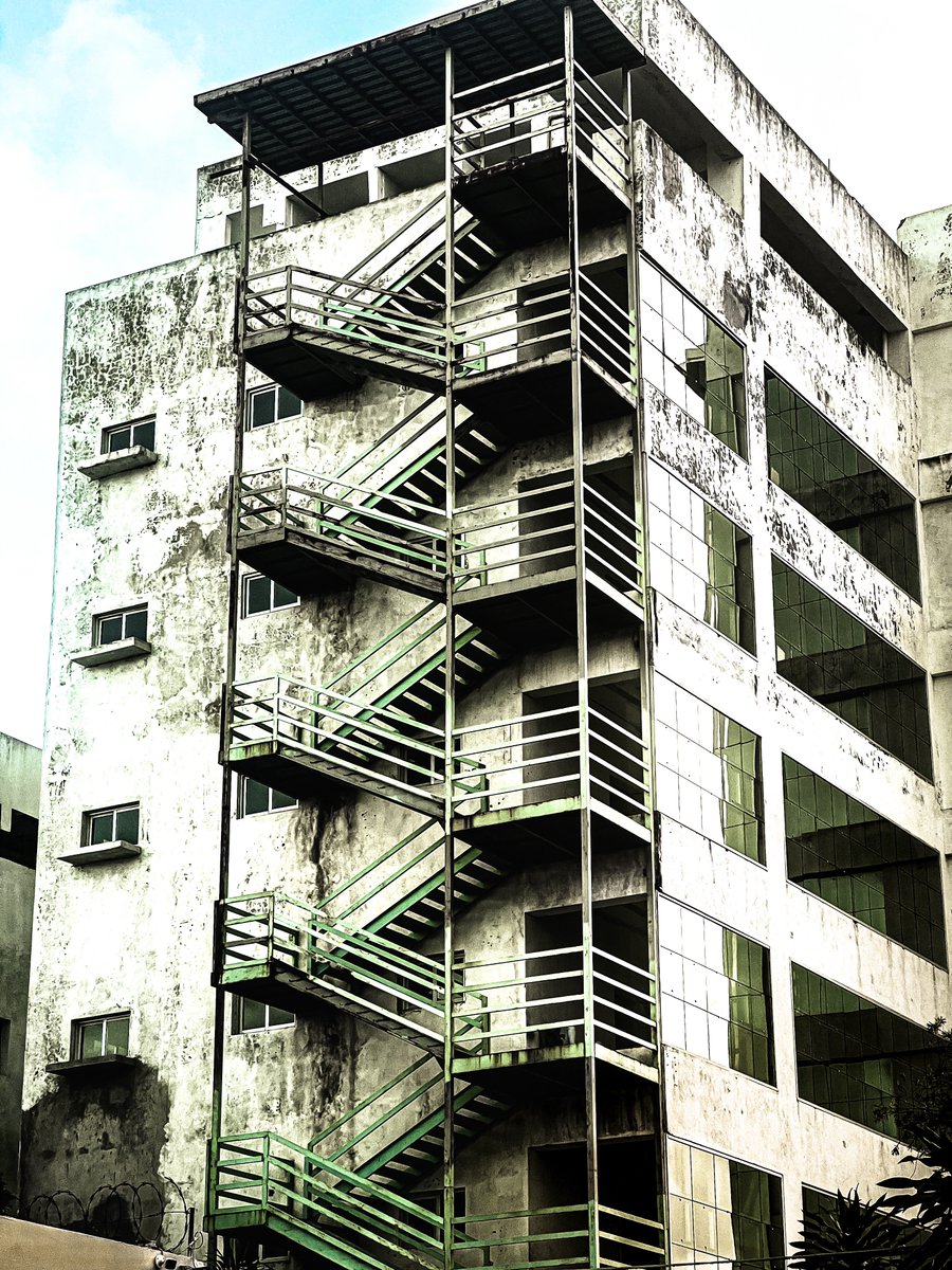 Rosa_Pichardo_'s tweet photo. “Post apocalíptico”
El tema de la semana para 52 frames es “editado por alguien más”, agradezco a mis amigos Rocío y Ricardo por sus ediciones.
Esa escalera me traía de cabeza hace semanas. La belleza del deterioro. @warchiefx #52frames https://t.co/0HazCF6kKs