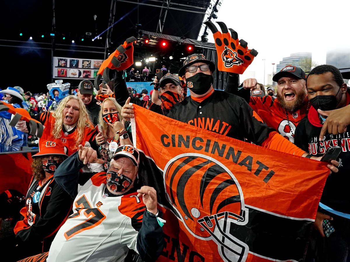 NFL_DovKleiman's tweet image. All 32 NFL fan bases were ranked from best to worst in terms of loyalty, via study done by @CANSportbetting  researchers in July.

#Bengals fans were ranked first, and #Browns fans were ranked last place.

Full list here:
1) #Bengals
2) #Eagles
3) #49ers
4) #Bills
5) #Jaguars
6)…