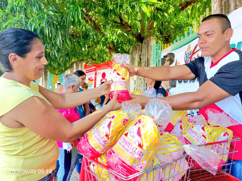 #Apure | Con amor y compromiso llegamos a la comunidad Terrón Duro l y ll en el Municipio San Fernando, en donde beneficiamos a 3.328 familias con proteína animal y charlas de la campaña de alimentos 4S: Sano, Sabroso, Seguro y Soberano.
#VenezuelaEnPlan30 
#MaduroVamosPaLante