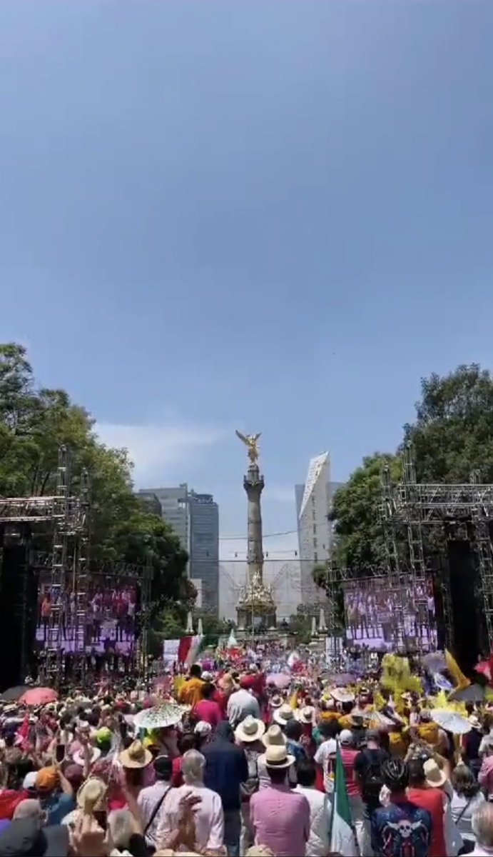 neoliberalover's tweet photo. Una vez más lo paleros y aplaudidores oficiales de la 4T, tienen razón

Se burlan porque Xóchitl no abarrotó el Ángel de la independencia en Reforma.

Pero no se equivoquen, con Xóchitl va la sociedad, no nos llevan de acarreados en camiones que estacionan en las cercanías, no pasan a recogernos a las colonias a cambio de dinero, despensas, playeras o un lunch. 

López llena la plancha del zócalo, sí, pero con los cientos de miles que por su culpa perdieron la vida.

Xóchitl escucha a las madres buscadoras, López las rechaza porque mancha la investidura.

Por eso a Xóchitl nadie la para.
Sonríe Mexico, porque Morena ya se va.