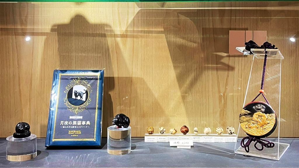 GTB_sword's tweet photo. 9月は #長月。長月の由来は、長い月夜「夜長月(よながつき)」であるとする説が有力です。
夜の風景の印籠と、闇色の猫根付たちをあわせて。
“鷹三日月図変わり蒔絵時代鞘印籠”
#夜長月 #鷹 #猫 #黒猫 #月 #September #hawk #cat #blackcat #moon #inro #netsuke #ojime https://t.co/elAARQK1wR