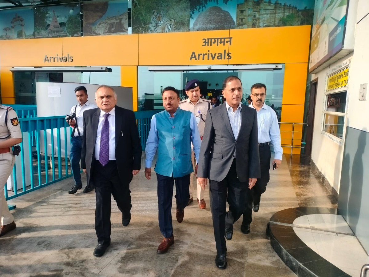 CEOMPElections's tweet image. Hon&apos;ble Chief Election Commissioner Shri. @rajivkumarec, Election Commissioner Shri. Anup Chandra Pandey and Shri. Arun Goel reached Bhopal for a 3-day visit to review the preparations for #MPAssemblyGeneralElection2023