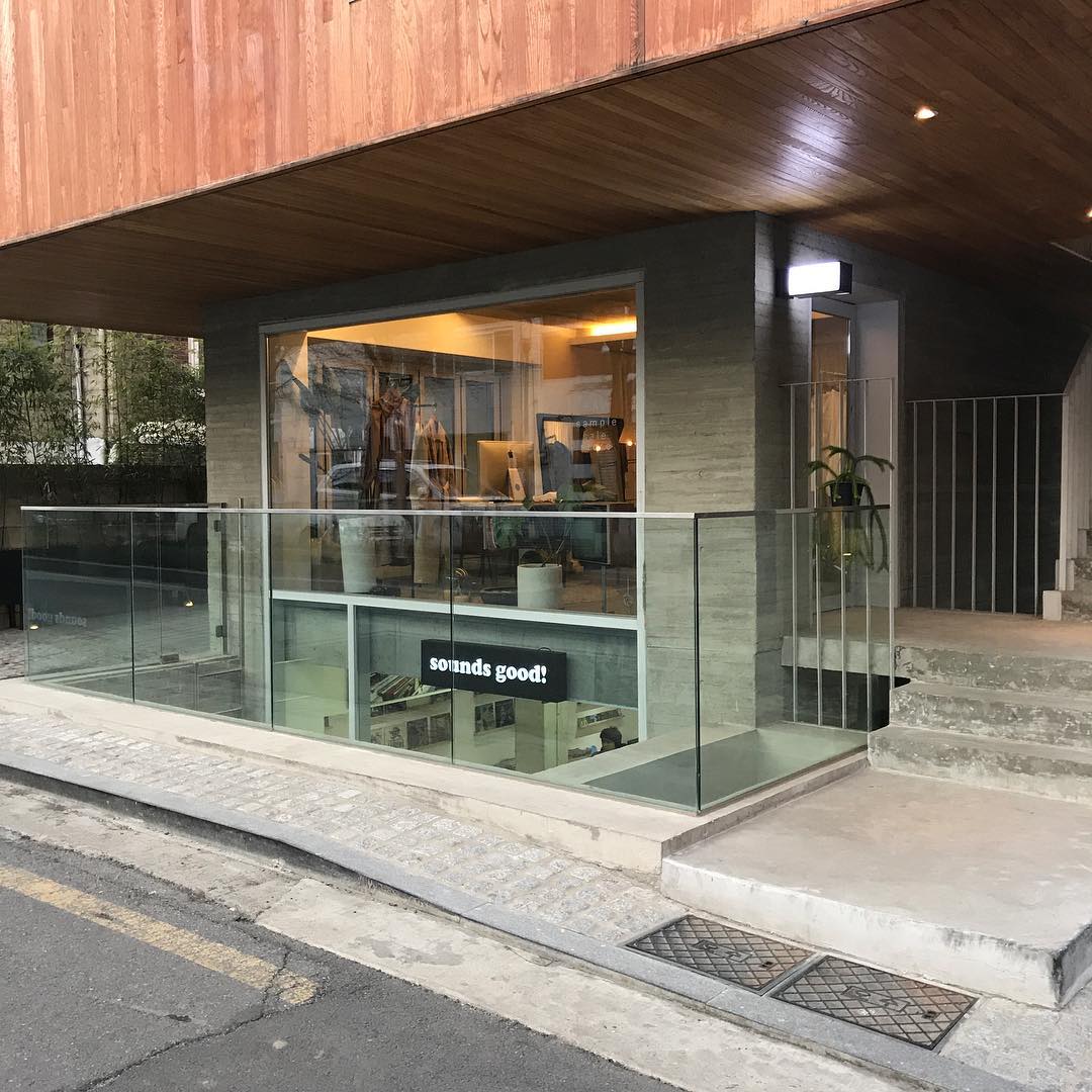 Kor_Visitkorea's tweet photo. 드디어 이번 주 금요일(9/8)
#BTS #뷔 1집 앨범 #Layover 발매🥳

선선한 가을바람과 함께🏃 신곡 들으며 떠나기 좋은
#태태투어 여행지를 소개합니다.

🐯경기 양평 #문호리나루터
🐻서울 #사운즈굿
🐶강원 양양 #낙산해수욕장

📷 IG kimsm358, favorite.mojito, soso_eunyoung 님 제공 https://t.co/YHAFsVjPQa