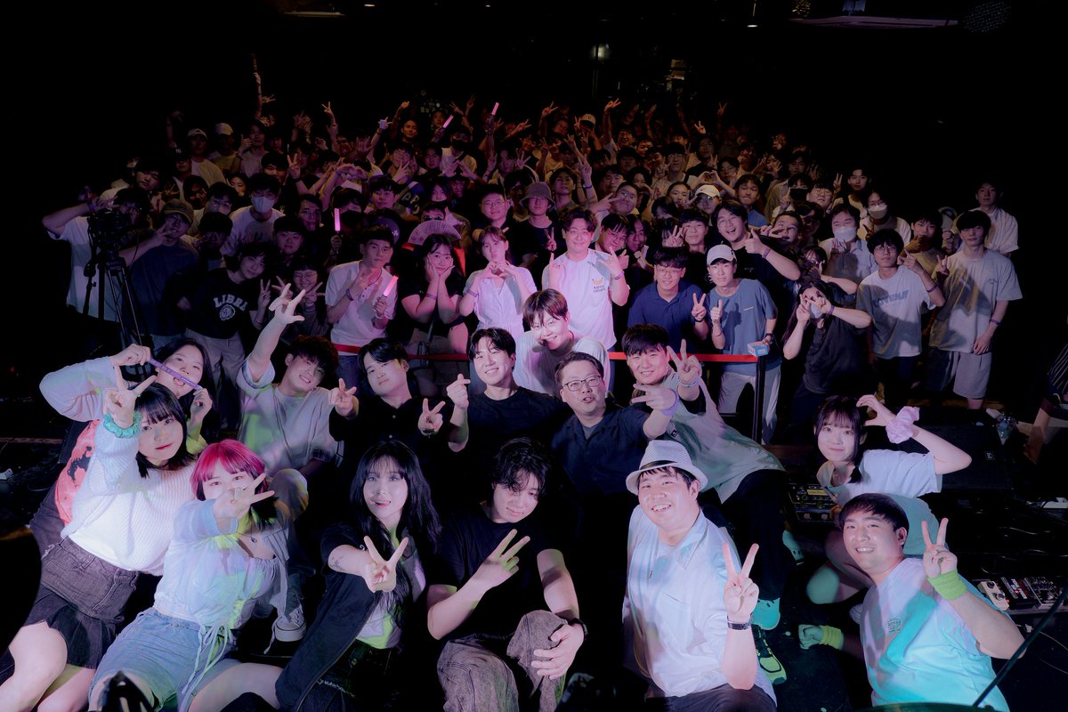 ali_bo_kasuter's tweet image. 뷰티불X친구들 헬로~ 
어제는 이지두밴드 나우 합동공연 있던 날이었어오

200명 넘는 많은 분들이 순전히 이지두밴드와 나우만을 보기위해서 왔다는거에 엄청난 카타르시스를 느꼈습니다. 
관객들도 최고로 잘놀잖아!!