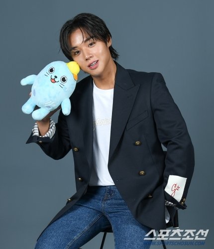 WINKle_eyes's tweet photo. jihoon pic in the article: 🥰
jihoon interview: i actually have 10 guns in total 

wtf??!! 🤣😭😭😭 https://t.co/oLxsa1FdUp