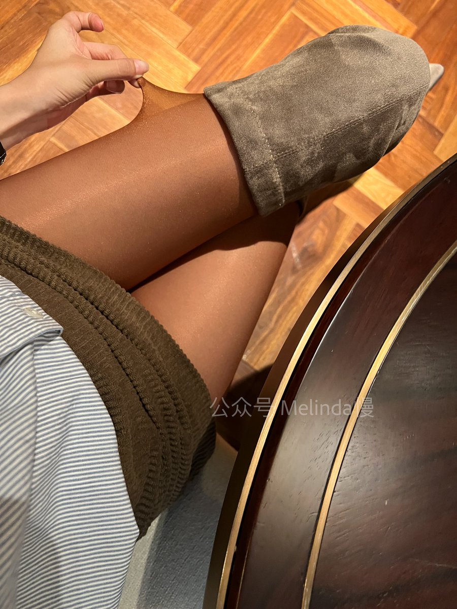 秋天的长靴咖丝

#tights ：wolford satin touch20 https://t.co/nkN1RDANVE