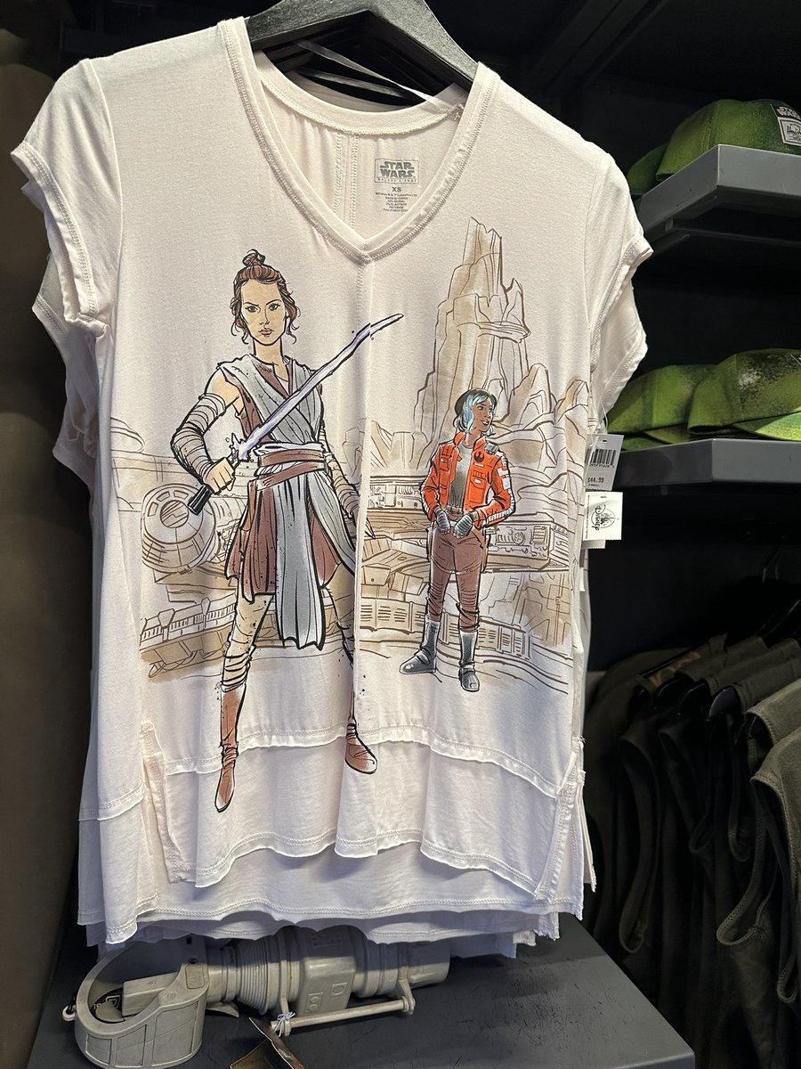 KateLaChapelle's tweet photo. .@DelilahSDawson a spy spotted in Batuu https://t.co/9t1AY2T5VM